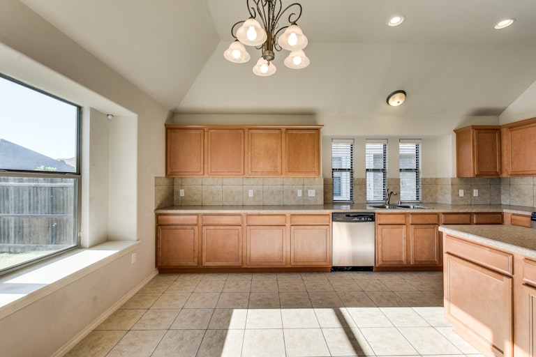 Photo 9 of 29 - 1204 Ponderosa Dr, Aubrey, TX 76227
