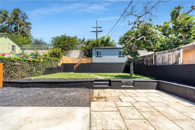 Photo 21 of 25 - 3321 W 27th St, Los Angeles, CA 90018