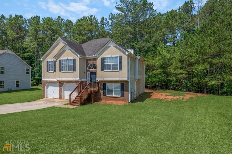 Photo 2 of 34 - 5479 Sweetsprings Dr SW, Powder Springs, GA 30127