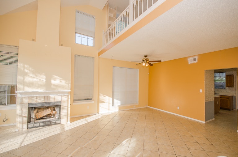 Photo 9 of 25 - 112 Marshall Dr, Cedar Hill, TX 75104