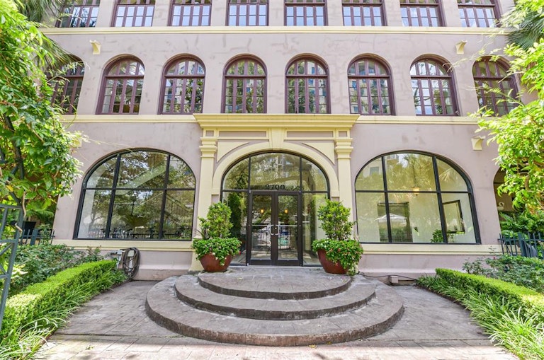 Photo 3 of 44 - 2700 Albany St #3B, Houston, TX 77006