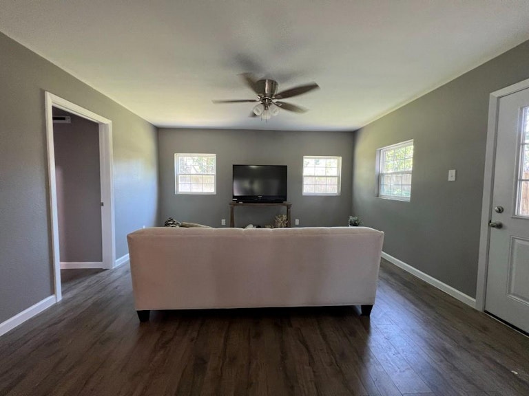 Photo 18 of 27 - 2038 Pebblebrook Trl, Irving, TX 75060