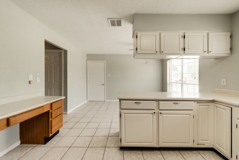 Photo 9 of 25 - 3910 Martha Ln, Rowlett, TX 75088