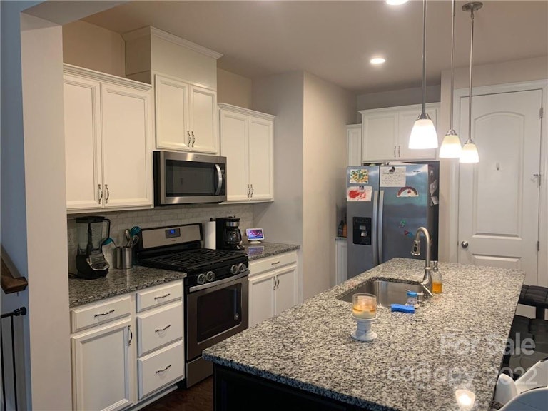 Photo 5 of 11 - 9320 Glenburn Ln, Charlotte, NC 28278