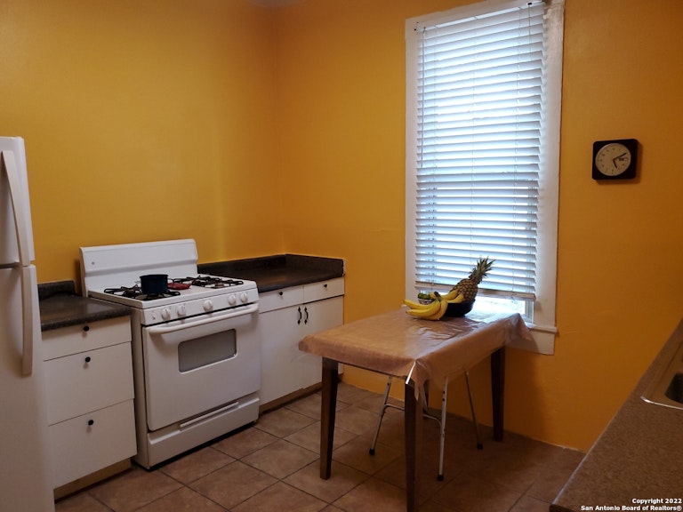 Photo 5 of 15 - 105 Aganier Ave, San Antonio, TX 78212