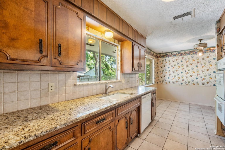 Photo 11 of 27 - 3538 Pinebluff Dr, San Antonio, TX 78230