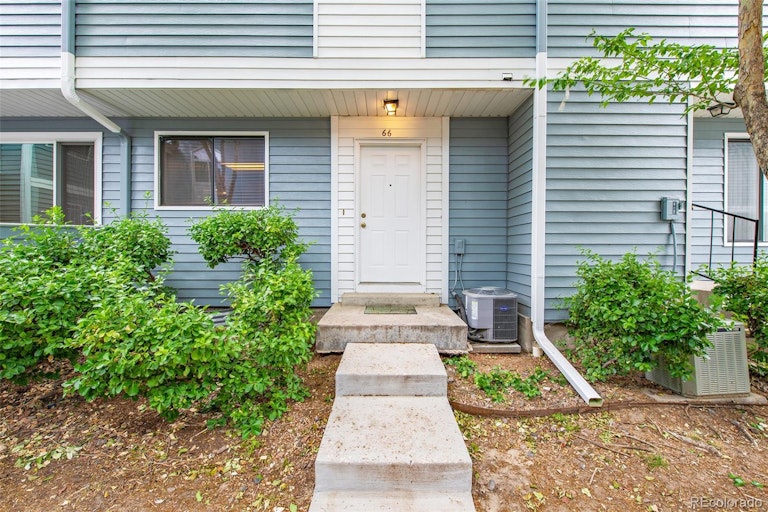 Photo 4 of 28 - 66 S Moline St, Aurora, CO 80012
