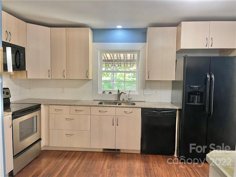 Photo 4 of 37 - 14108 Mill House Dr, Matthews, NC 28105