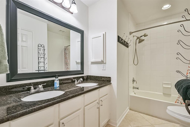 Photo 34 of 41 - 3111 Genessee Creek Ln, Friendswood, TX 77546