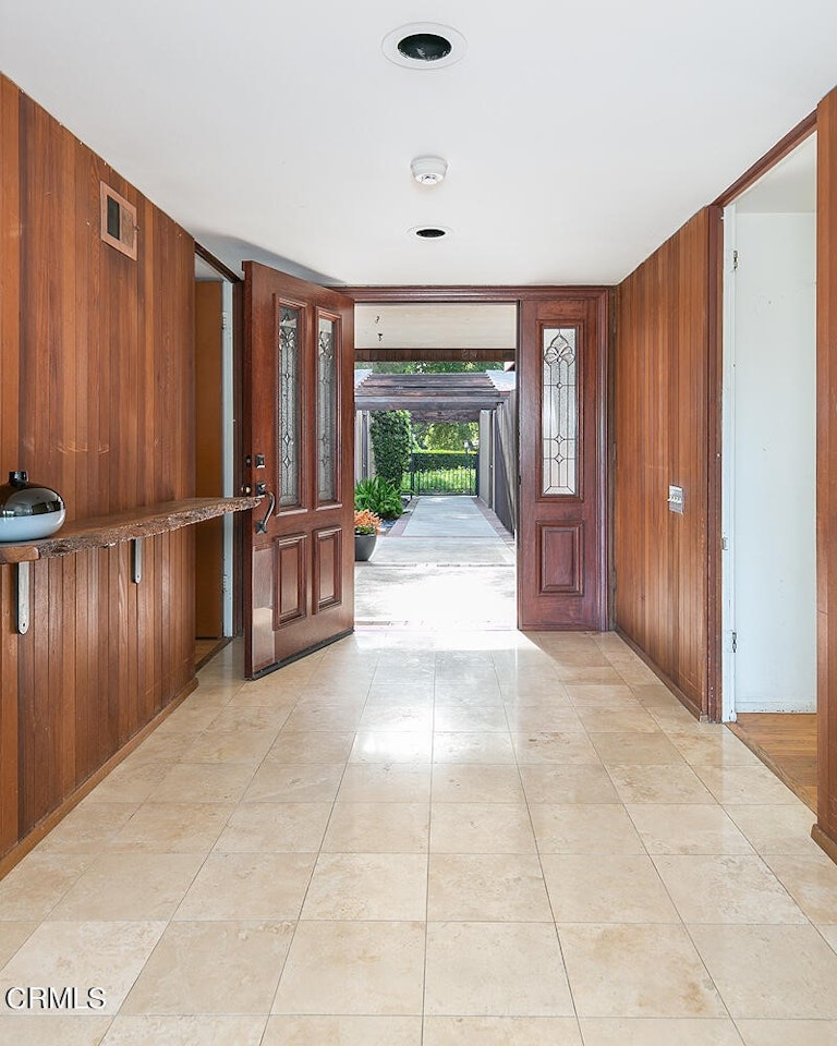 Photo 11 of 47 - 4050 Canyon Dell Dr, Altadena, CA 91001