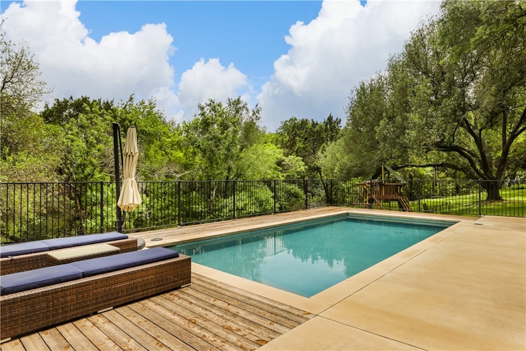 Photo 9 of 11 - 39 Pascal Ln, Austin, TX 78746