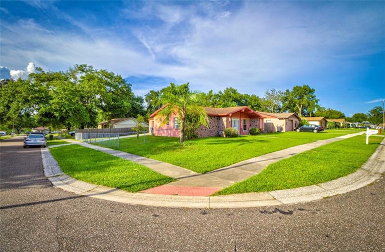 Photo 3 of 37 - 2202 Whitney Pl, Valrico, FL 33594