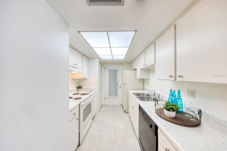 Photo 9 of 39 - 1614 Berwick Ct Unit C, Palm Harbor, FL 34684