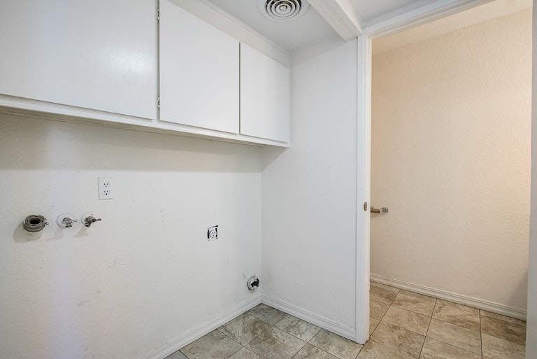 Photo 24 of 39 - 7572 Burgoyne Ln, Sacramento, CA 95823