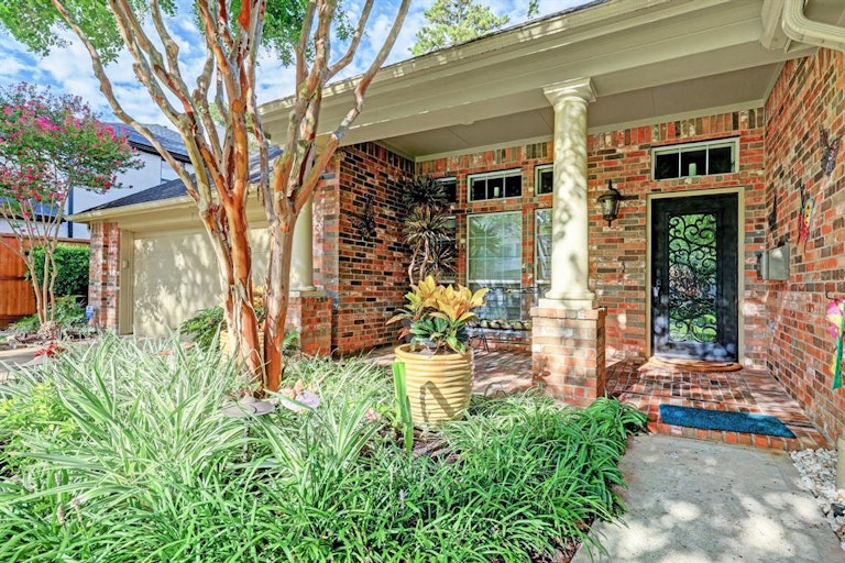 Photo 2 of 36 - 1518 Pine Chase Dr, Houston, TX 77055