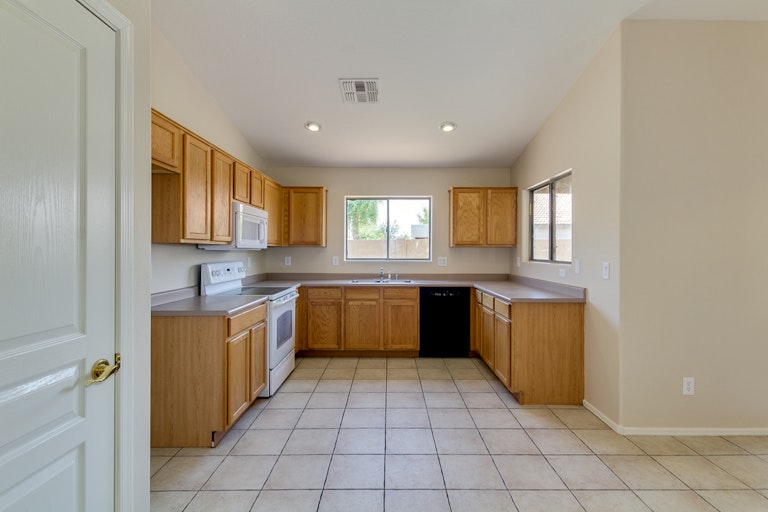 Photo 4 of 34 - 8439 W Whyman Ave, Tolleson, AZ 85353