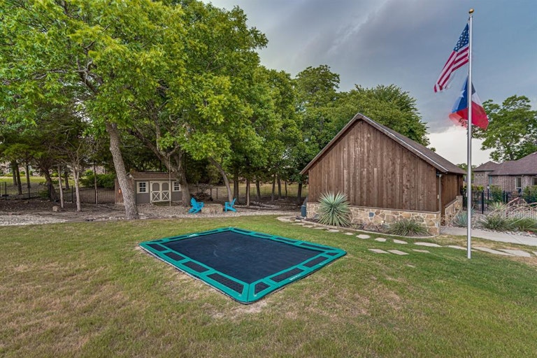 Photo 33 of 39 - 3911 Shiloh Trl, Midlothian, TX 76065