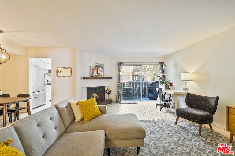 Photo 1 of 25 - 15020 Victory Blvd #104, Van Nuys, CA 91411