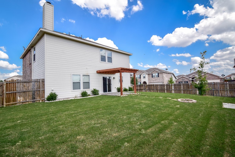 Photo 5 of 37 - 1701 Grassy View Dr, Fort Worth, TX 76131