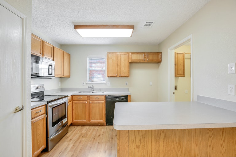Photo 3 of 27 - 516 Berryhill Dr, Mansfield, TX 76063