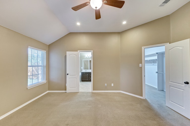 Photo 16 of 28 - 2225 Park Hurst Dr, Arlington, TX 76001