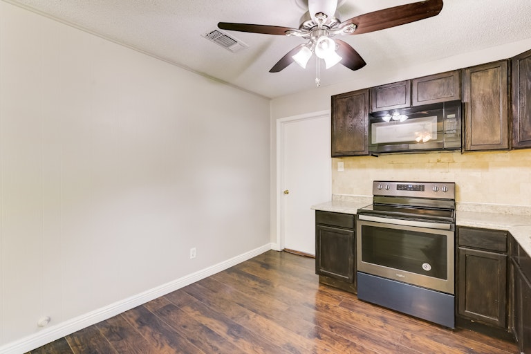 Photo 24 of 32 - 509 S Main St, Crandall, TX 75114