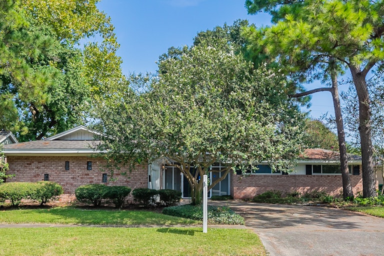 Photo 1 of 29 - 5822 Imogene St, Houston, TX 77074