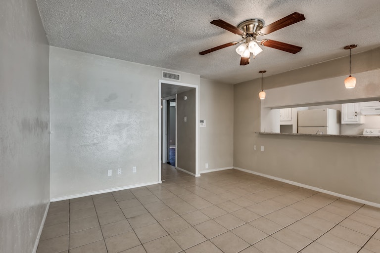 Photo 5 of 21 - 509 Valley Park Dr, Garland, TX 75043