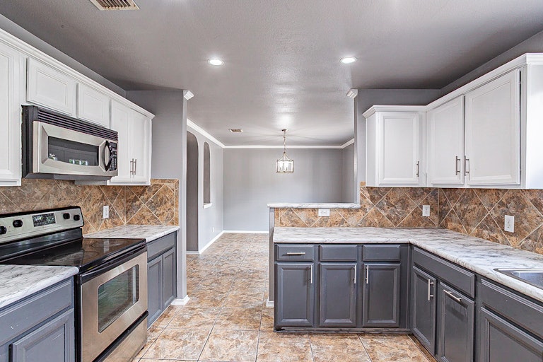 Photo 2 of 21 - 7810 Bur Oak Way, San Antonio, TX 78223