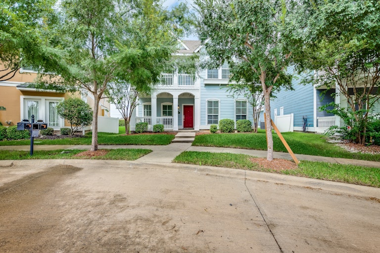 Photo 1 of 28 - 905 Charleston Ln, Savannah, TX 76227