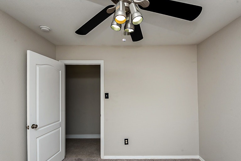 Photo 13 of 20 - 317 Oxford St, Burleson, TX 76028