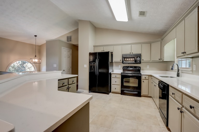 Photo 4 of 27 - 143 Stoneview Dr, Hoschton, GA 30548