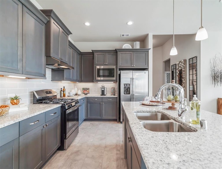 Photo 9 of 30 - 29607 Sterling Knoll Dr, Missouri City, TX 77441