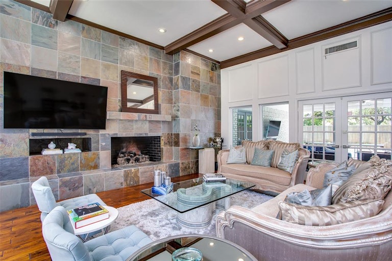 Photo 6 of 27 - 6015 Twin Coves St, Dallas, TX 75248