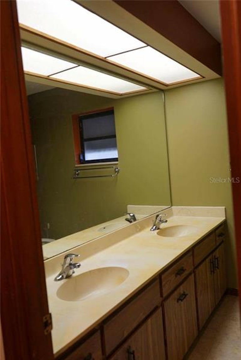Photo 9 of 19 - 1622 Jewel Dr, Sarasota, FL 34240