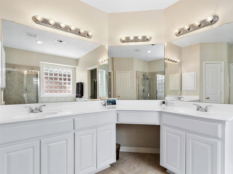 Photo 24 of 40 - 6916 Canyon Springs Rd, Fort Worth, TX 76132