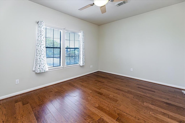 Photo 17 of 47 - 2828 Bering Dr, Houston, TX 77057