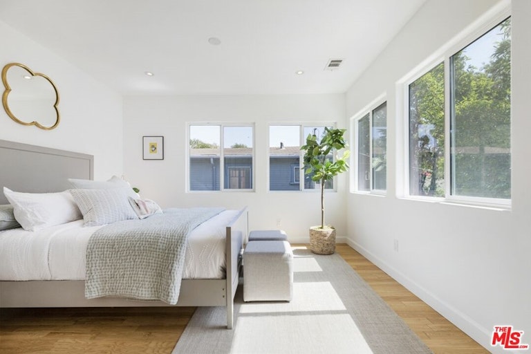 Photo 36 of 49 - 641 N Mariposa Ave, Los Angeles, CA 90004