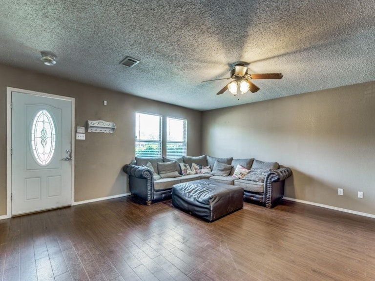 Photo 3 of 23 - 5309 Kingslink Cir, Fort Worth, TX 76135