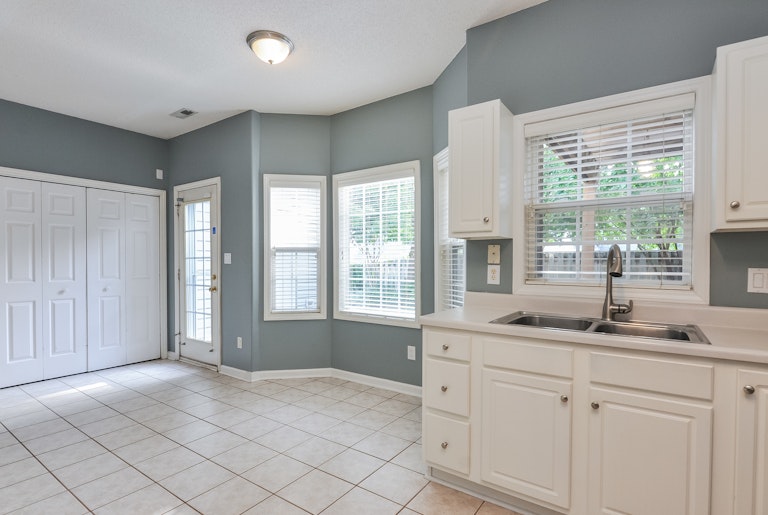Photo 9 of 25 - 121 Danesway Dr, Holly Springs, NC 27540