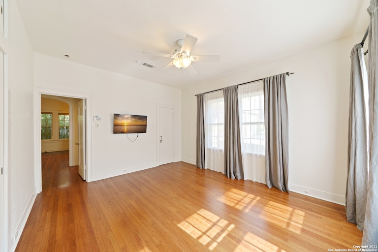 Photo 16 of 39 - 347 E Huisache Ave, San Antonio, TX 78212
