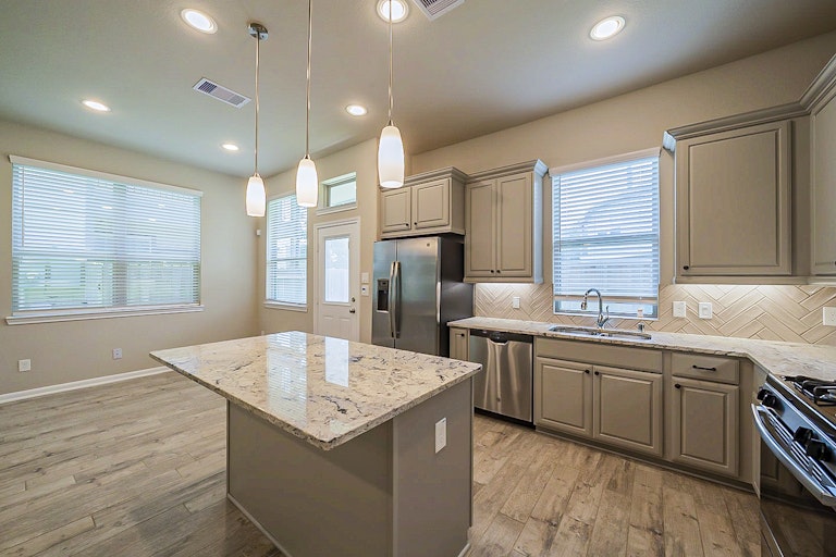 Photo 10 of 32 - 12426 Alora Bluff Trl, Humble, TX 77346