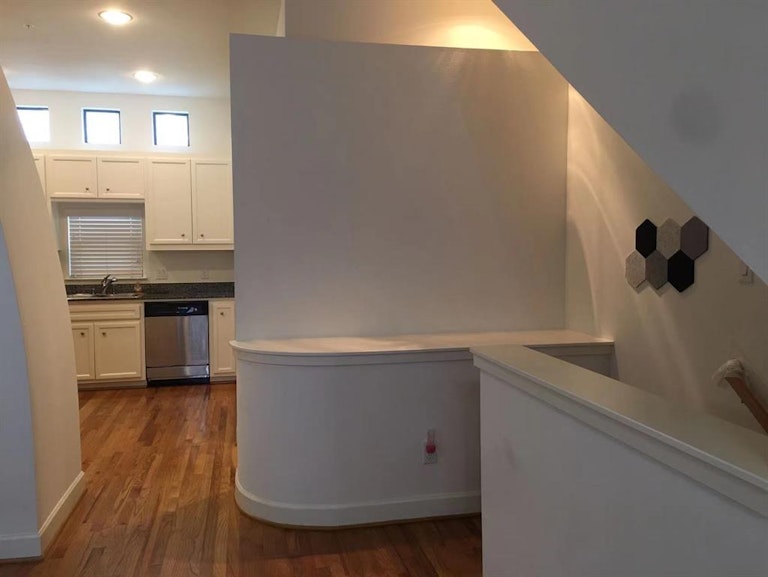 Photo 9 of 18 - 2710 Hullsmith Dr #1001, Houston, TX 77063