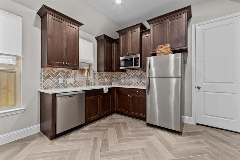 Photo 31 of 38 - 5922 Arcola Meadow Ct, Houston, TX 77059