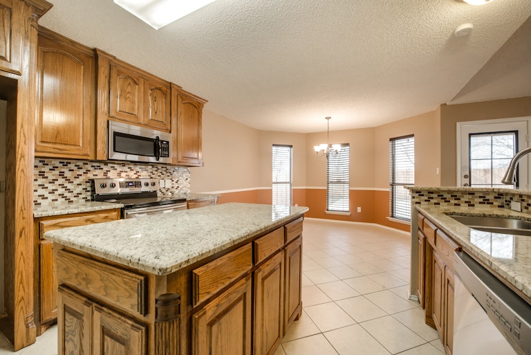 Photo 9 of 25 - 10612 Towerwood Dr, Fort Worth, TX 76140