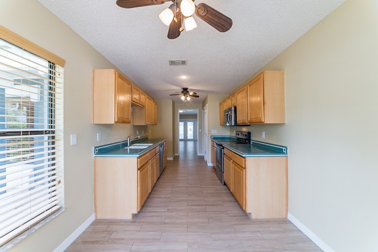 Photo 4 of 18 - 1014 Albamonte Ct, Oviedo, FL 32765