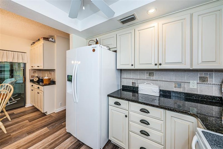 Photo 20 of 52 - 3041 Landmark Blvd #901, Palm Harbor, FL 34684