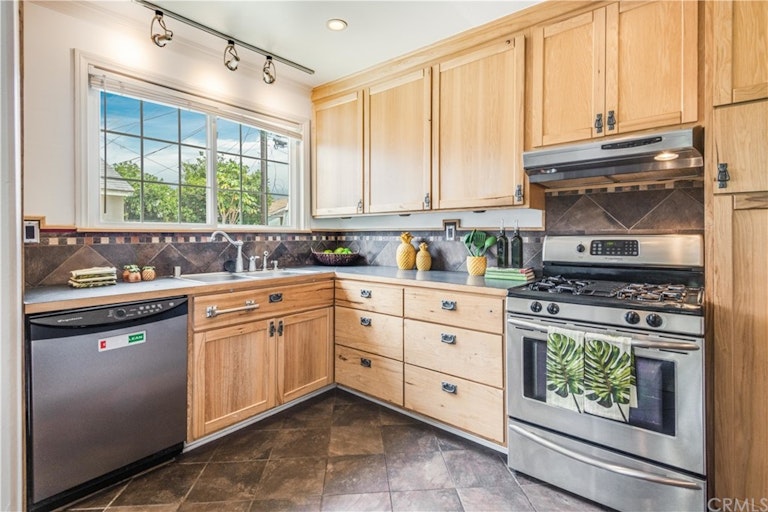 Photo 14 of 42 - 3954 Senasac Ave, Long Beach, CA 90808