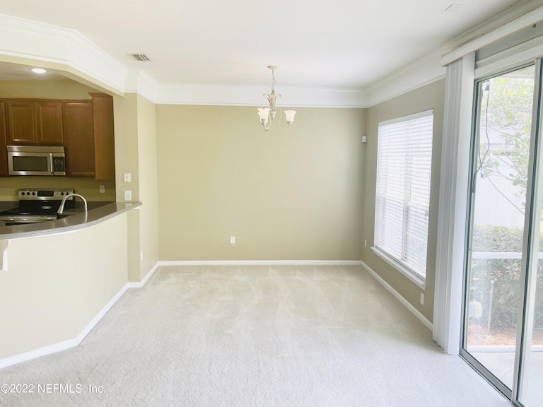 Photo 13 of 31 - 11066 Castlemain Cir E, Jacksonville, FL 32256