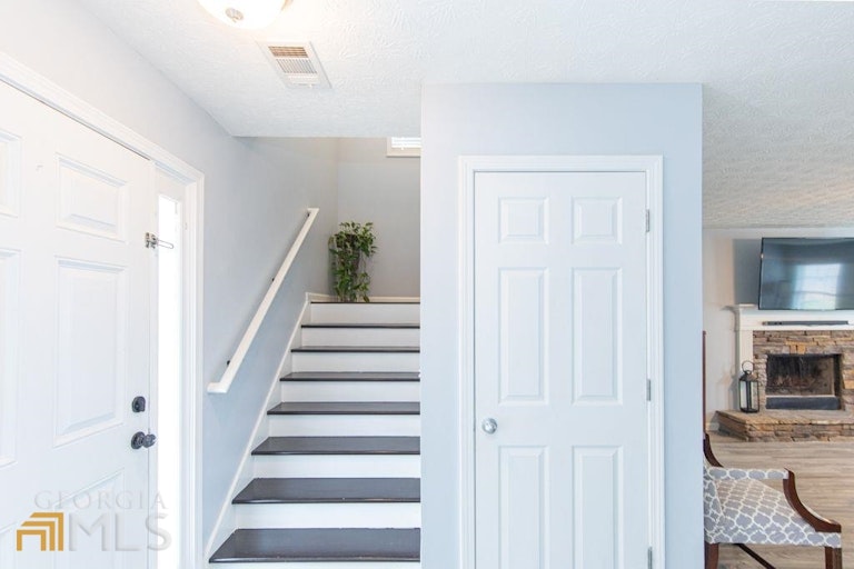 Photo 9 of 19 - 3296 Bridle Brook Dr, Auburn, GA 30011